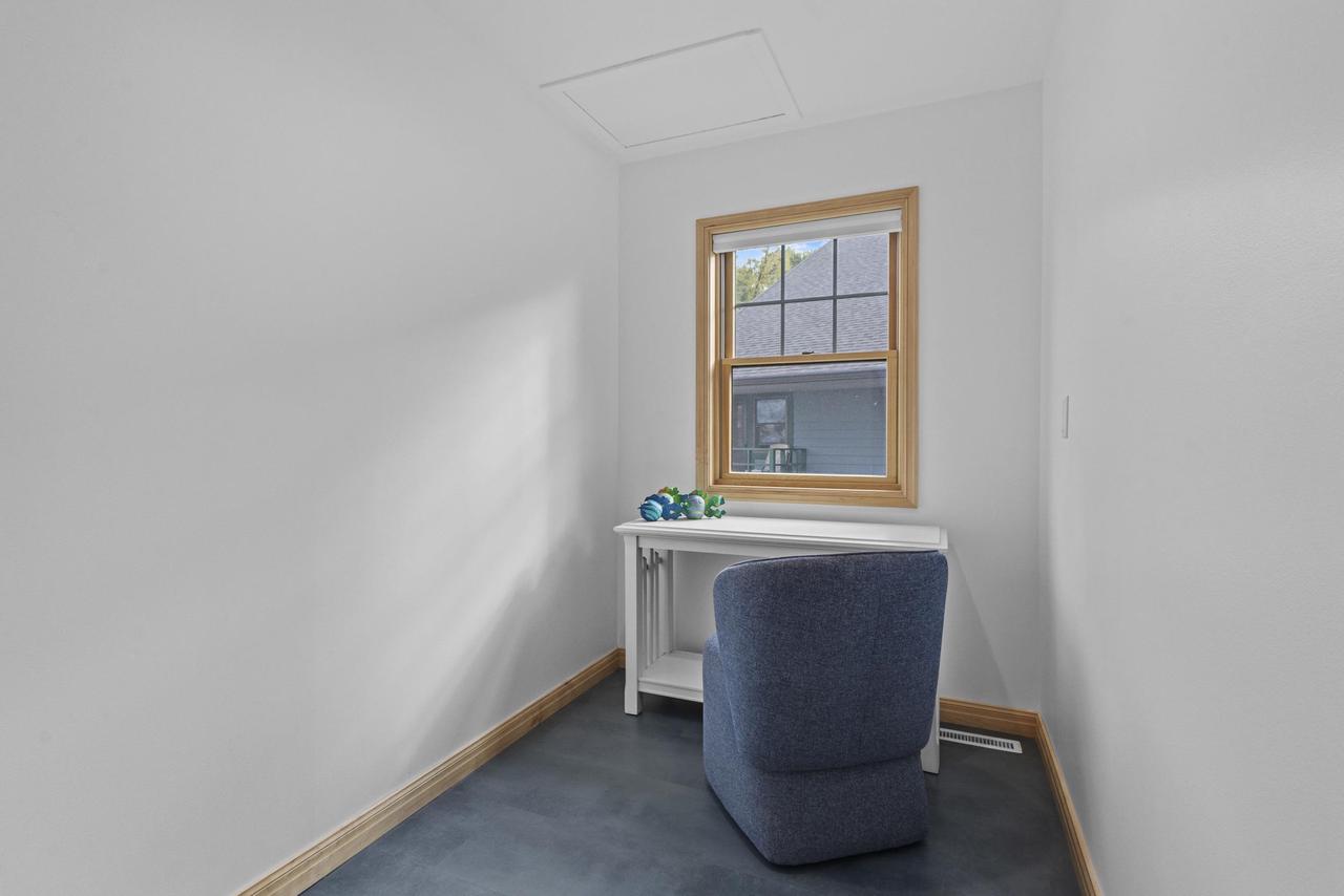 459 Lake Street 206M