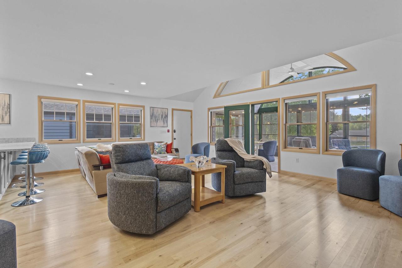 459 Lake Street 206M