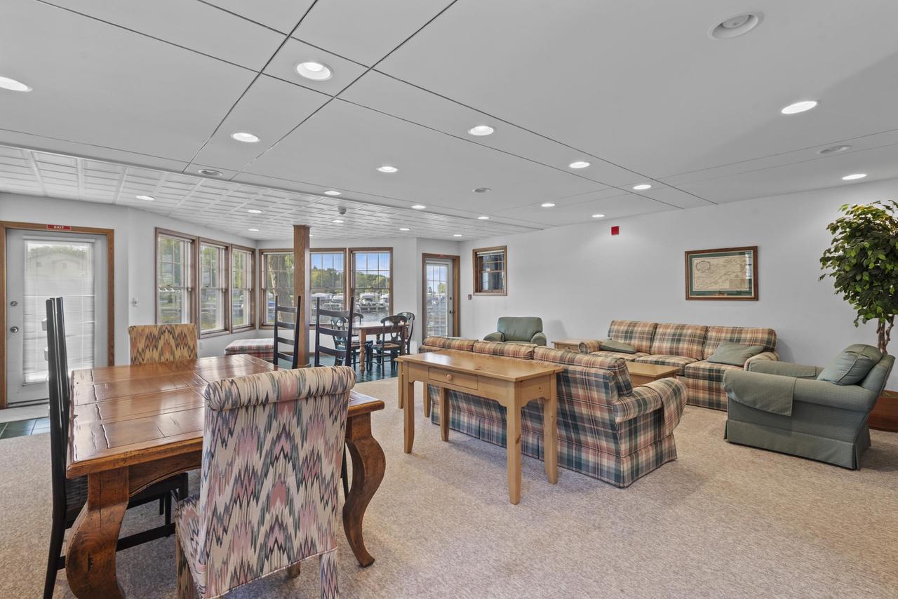 459 Lake Street 206M