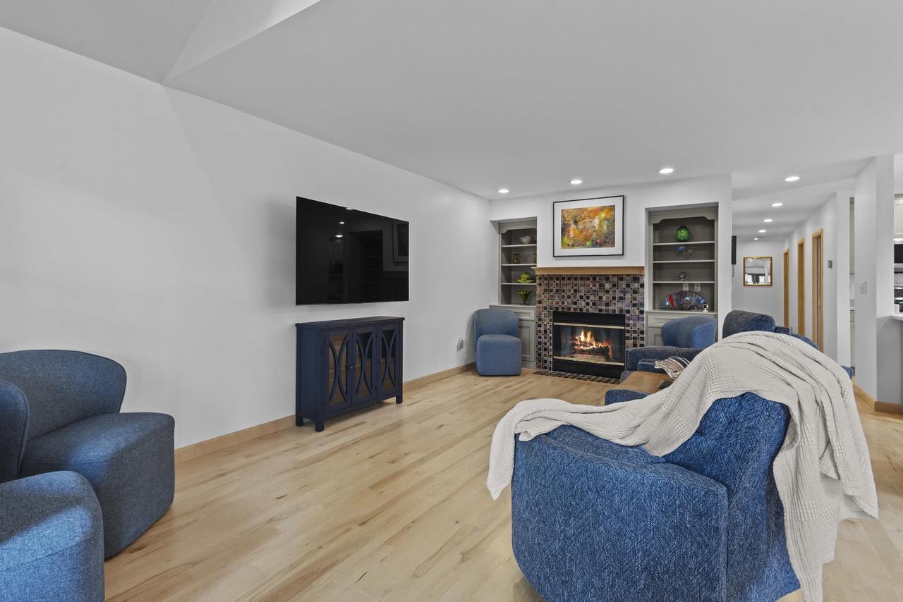 459 Lake Street 206M