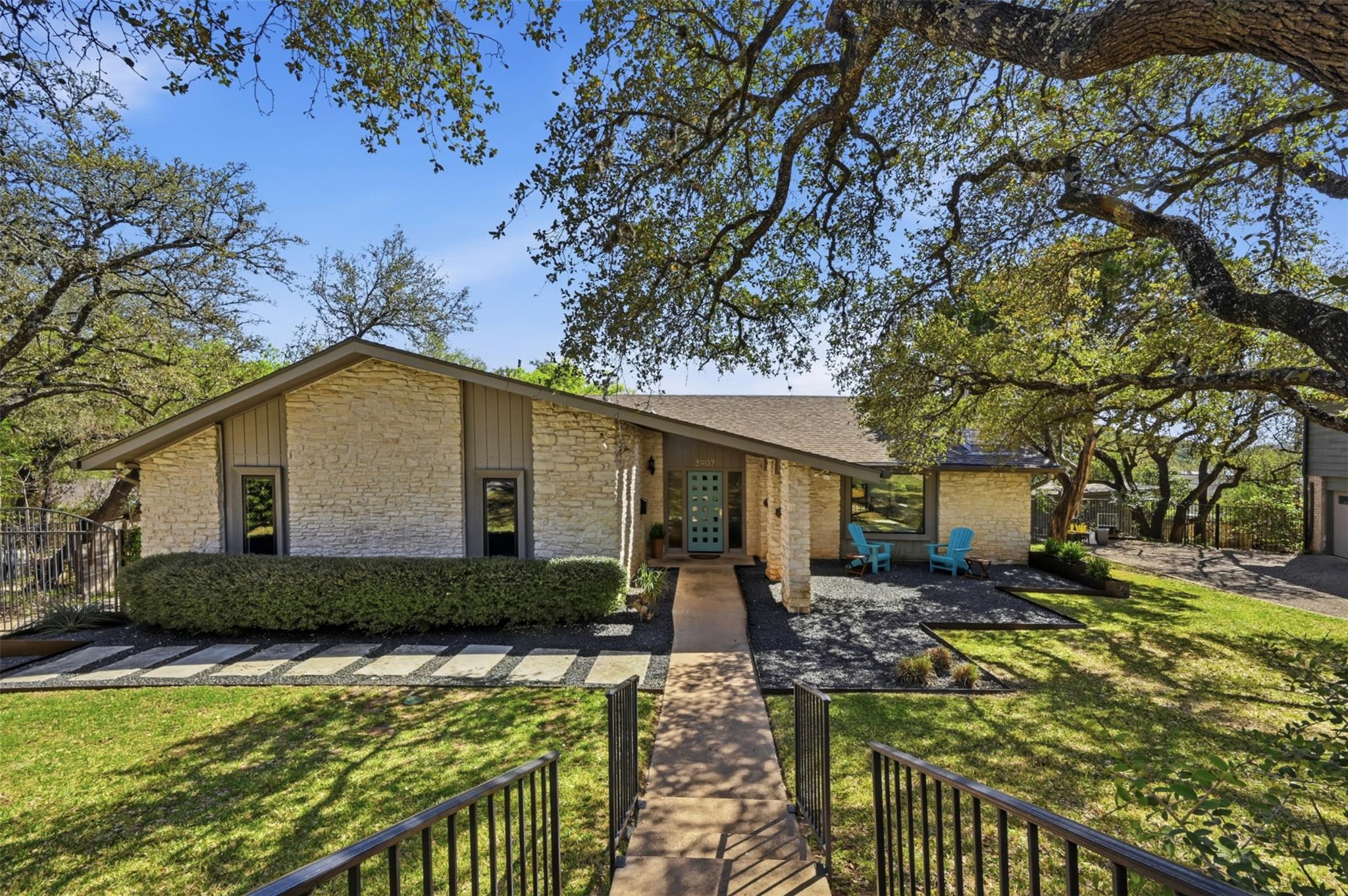 3907 Cresthill DR