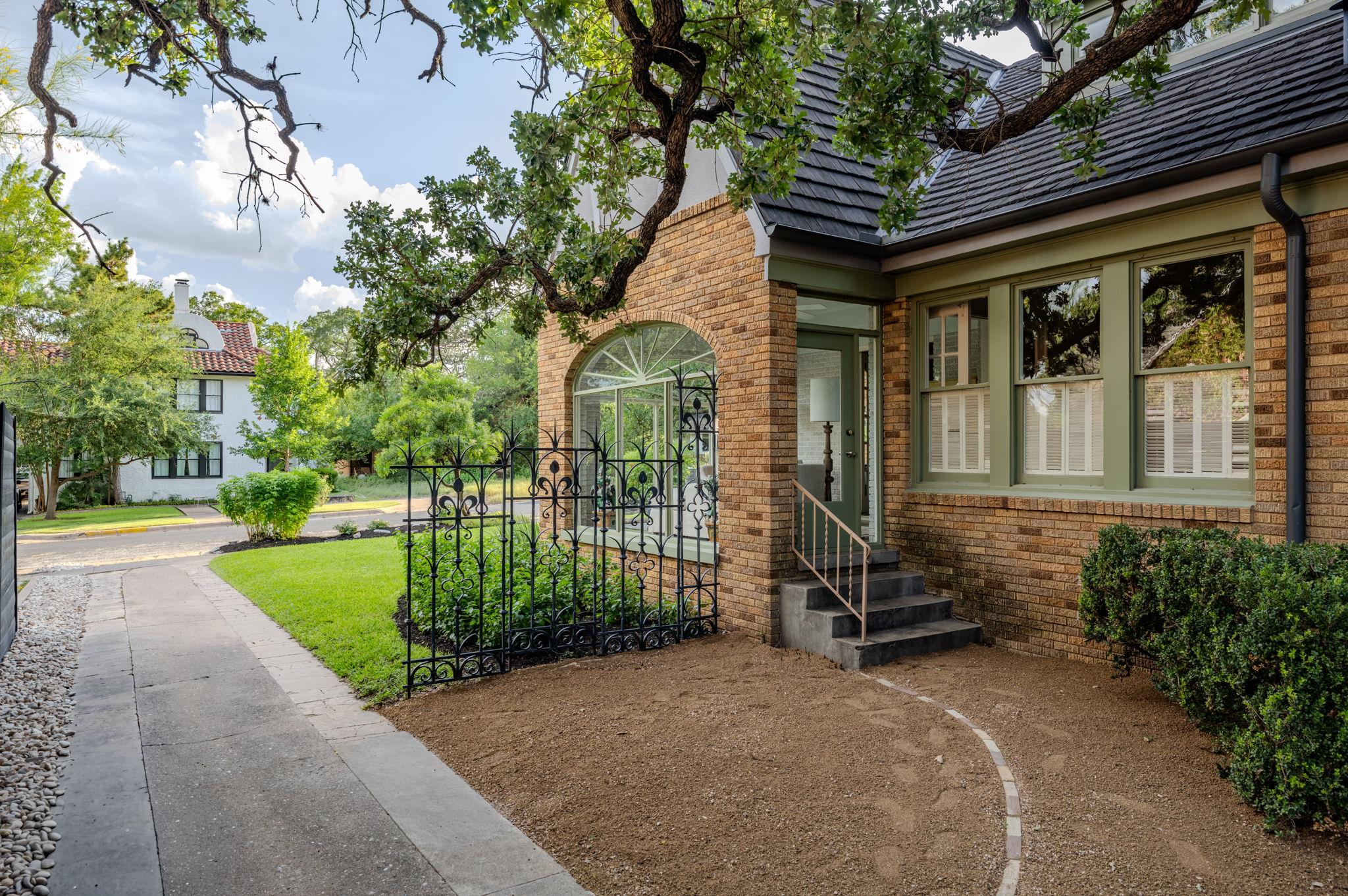 106 Laurel LN