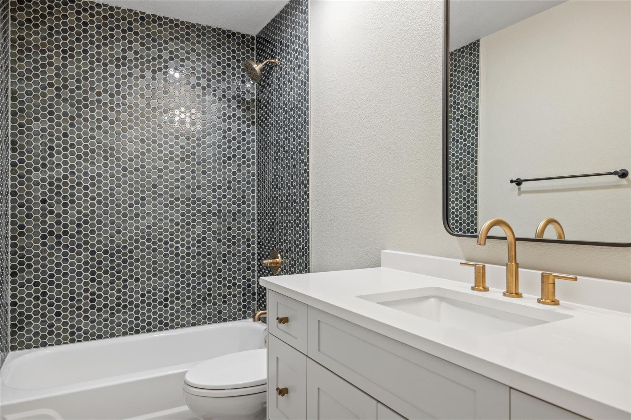 9505 Scenic Bluff DR