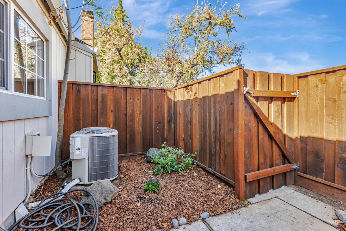 10995 Northseal Square