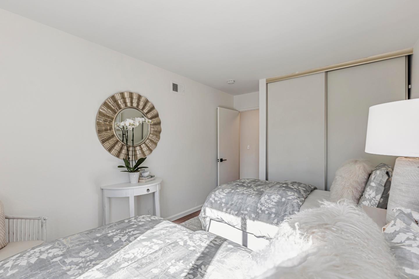 10995 Northseal Square