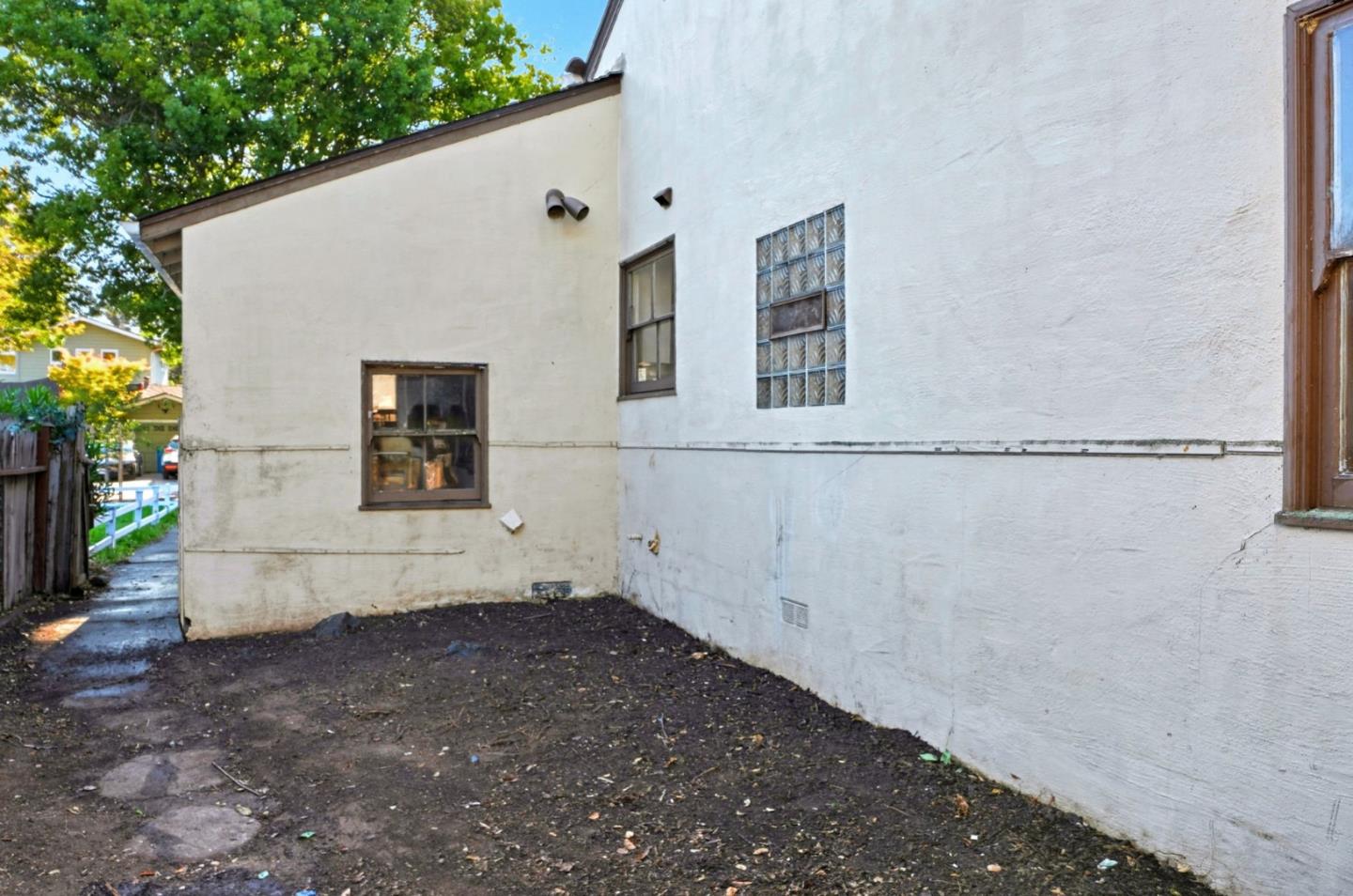 1053 Ringwood Avenue