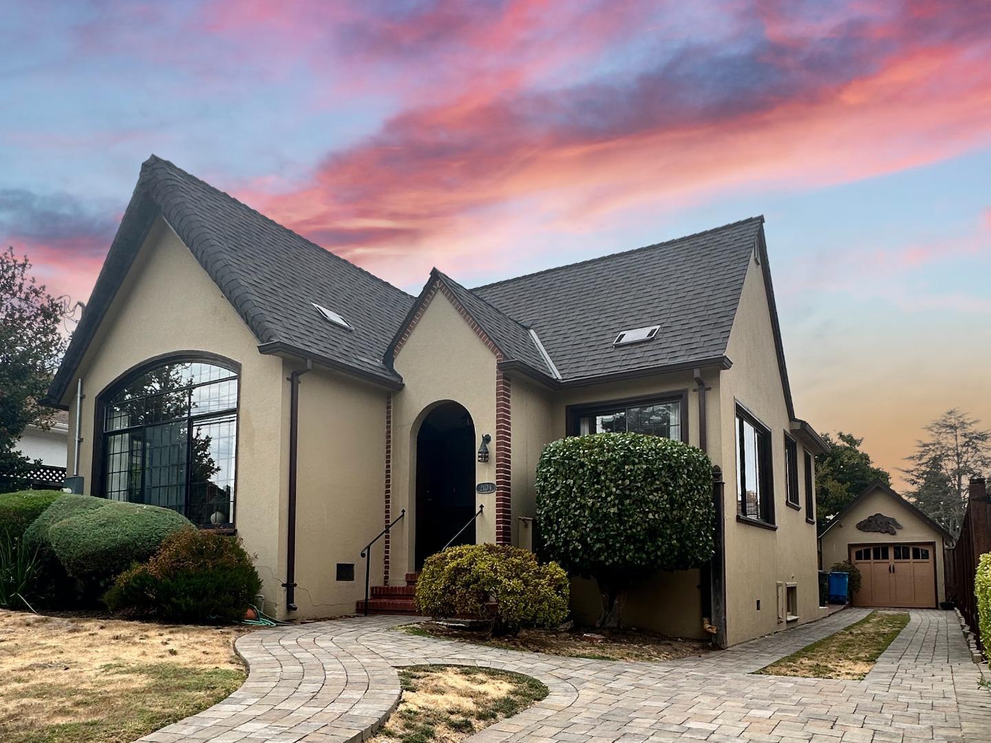 2104 Carmelita Avenue