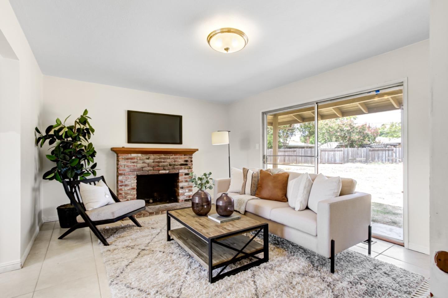 2724 Doris CT