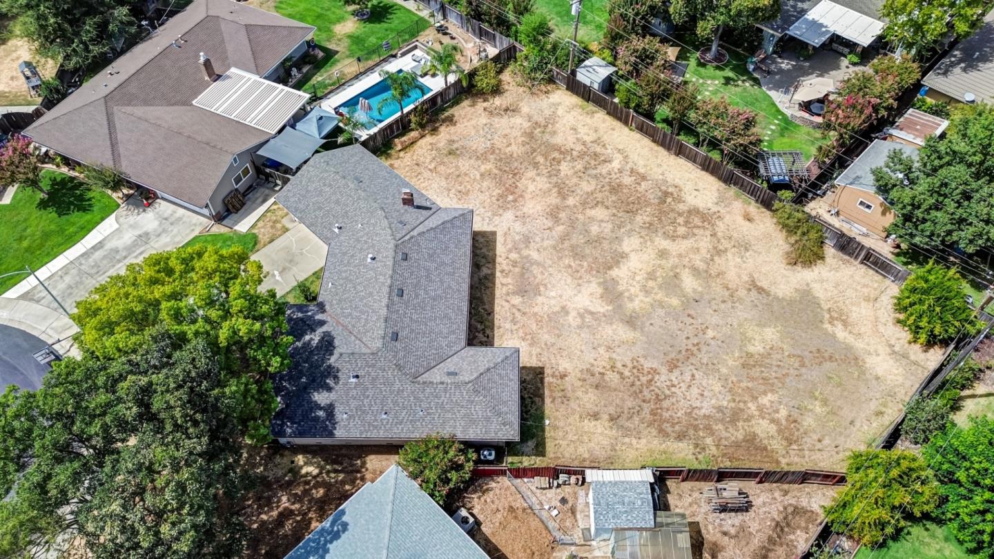 2724 Doris CT