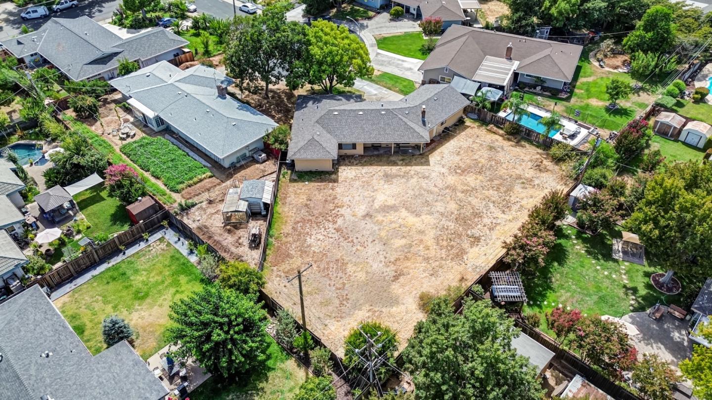 2724 Doris CT