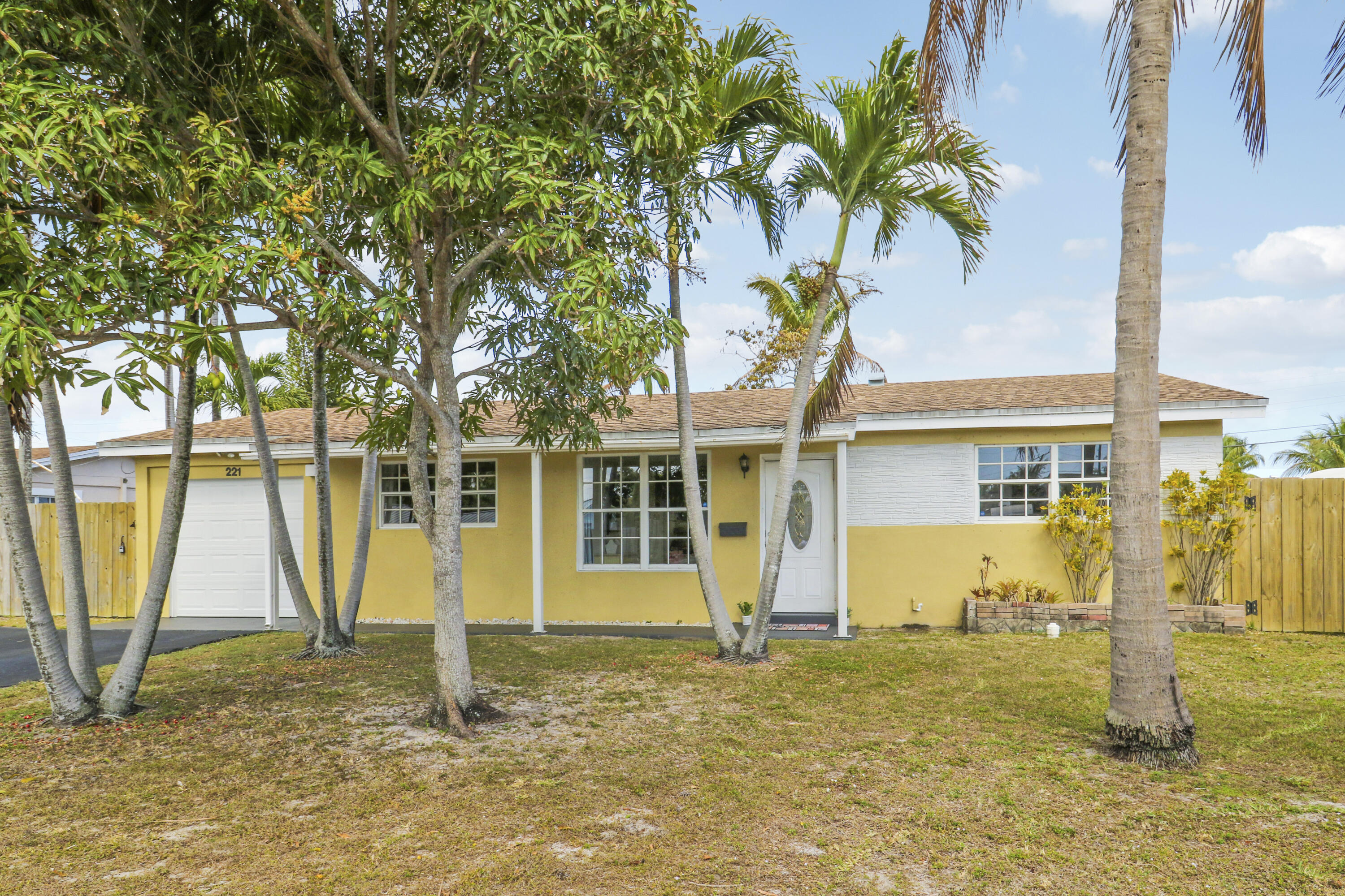 221 NW 39th Court, Deerfield Beach