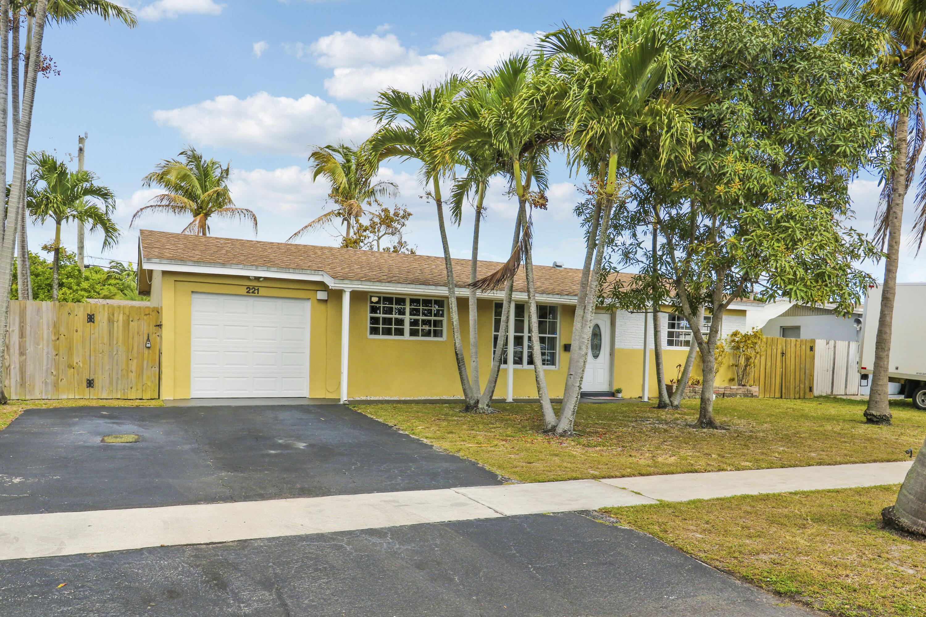 221 NW 39th Court, Deerfield Beach