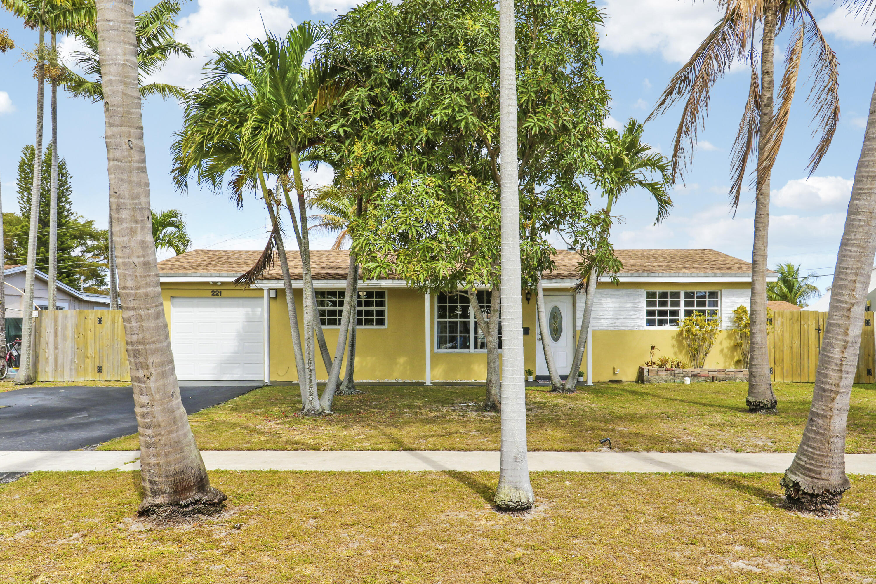 221 NW 39th Court, Deerfield Beach
