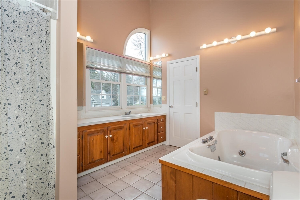 3 Hickory Ln