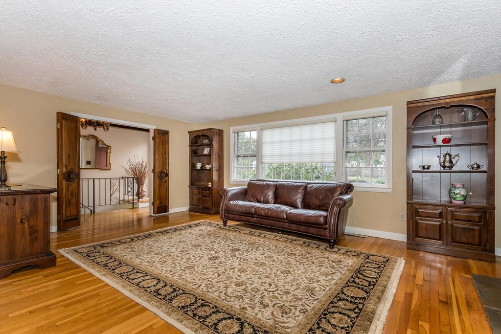 3 Hickory Ln