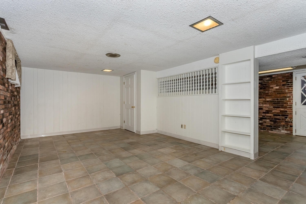 3 Hickory Ln
