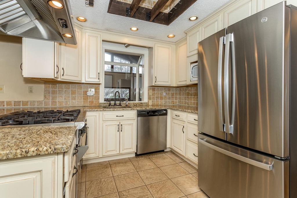 3 Hickory Ln
