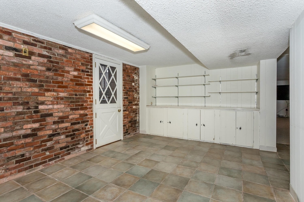 3 Hickory Ln
