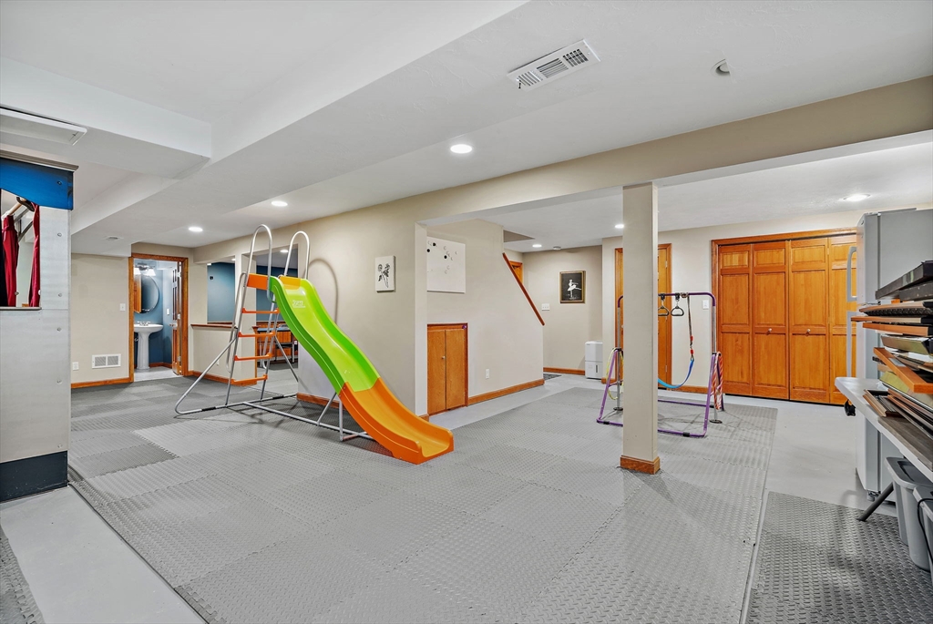15 Winterberry Dr