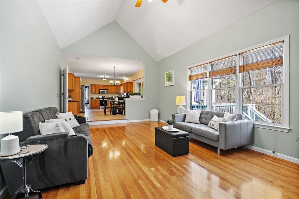 15 Winterberry Dr