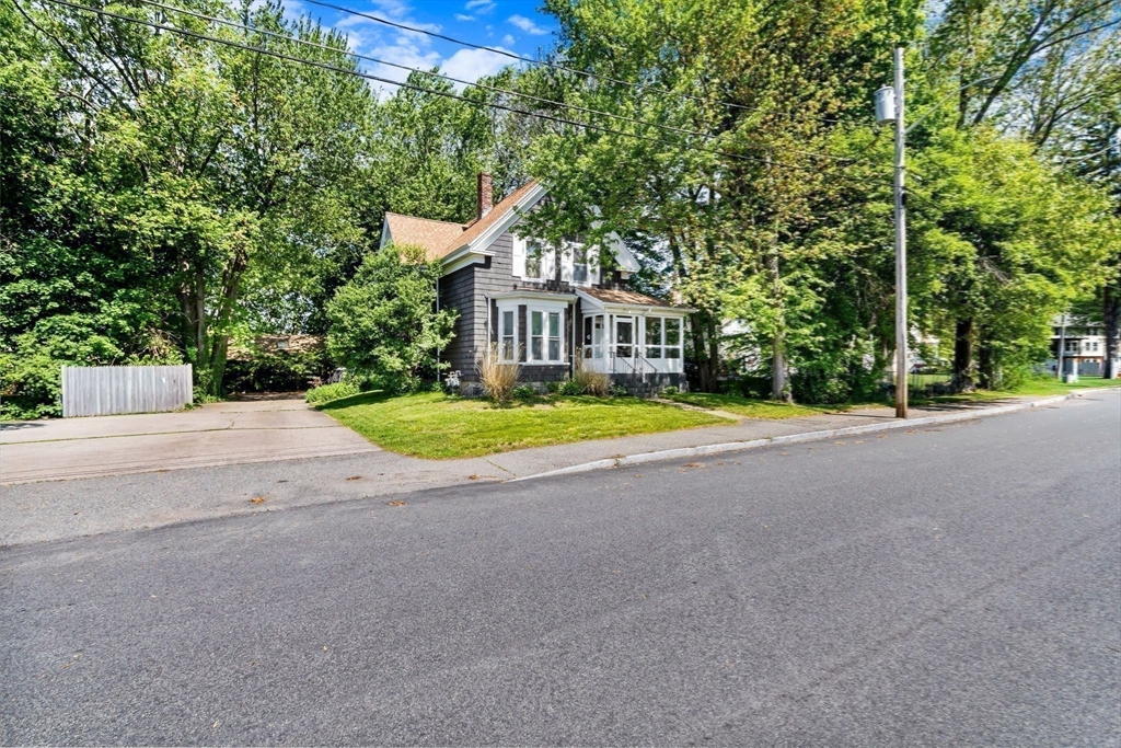 106 Monk St