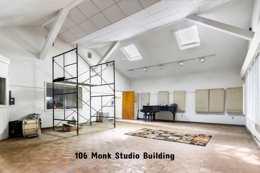 106 Monk St