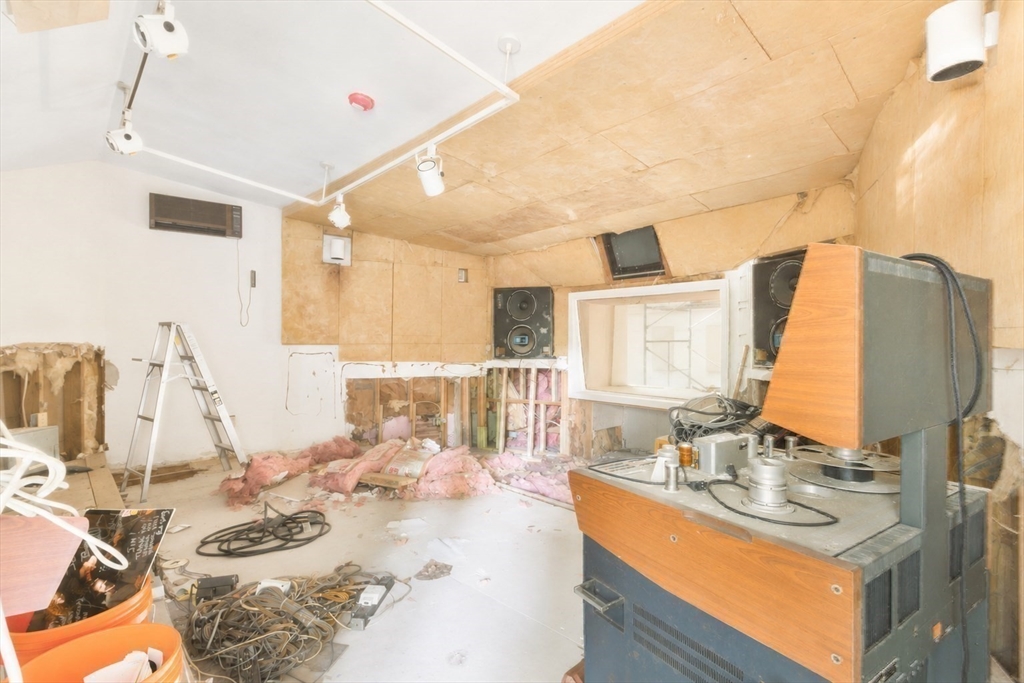 106 Monk St