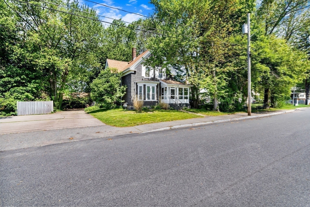 106 Monk St