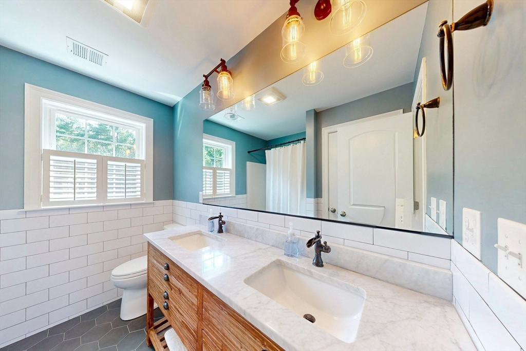 30 Horseshoe Ln
