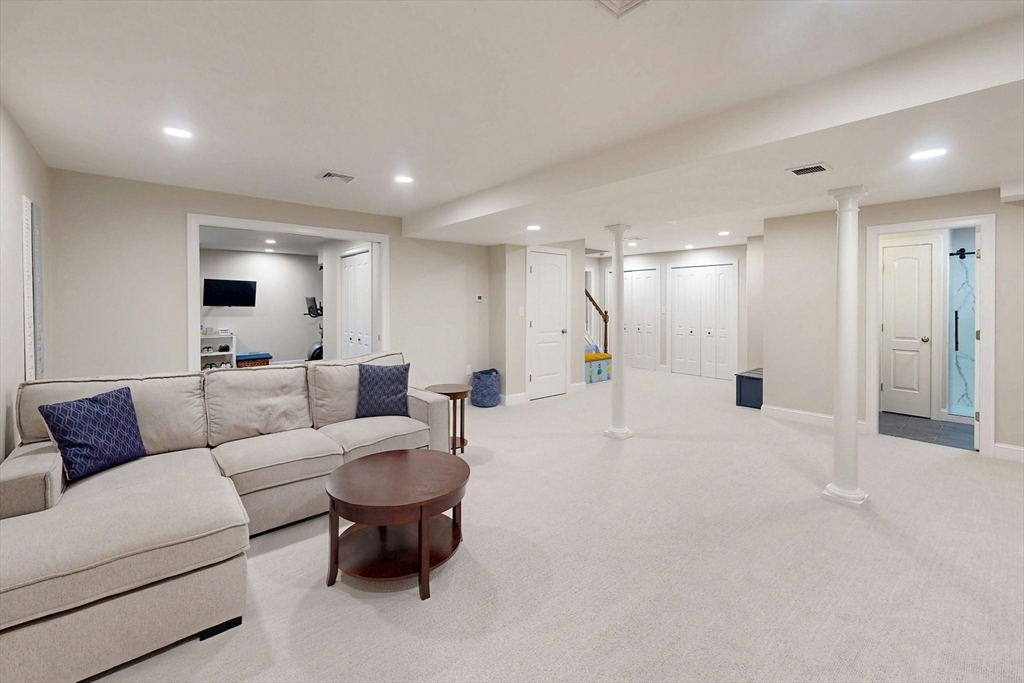 30 Horseshoe Ln