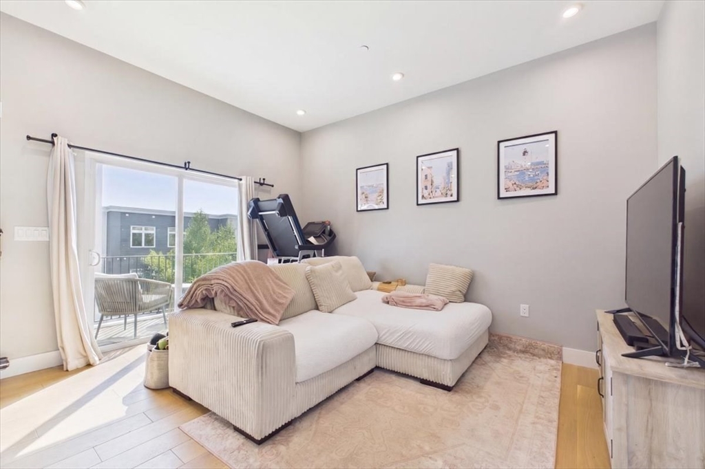 60 Cross Street E # 319