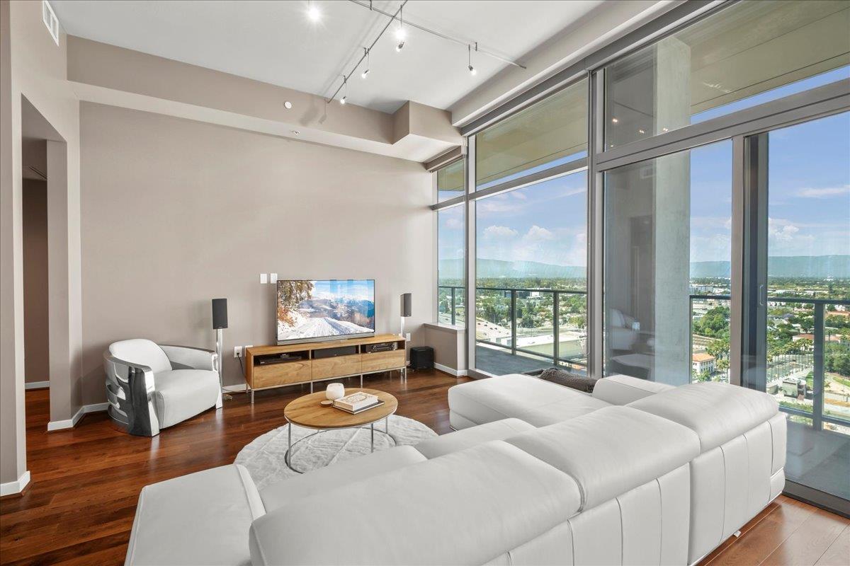 38 N Almaden BLVD 2209