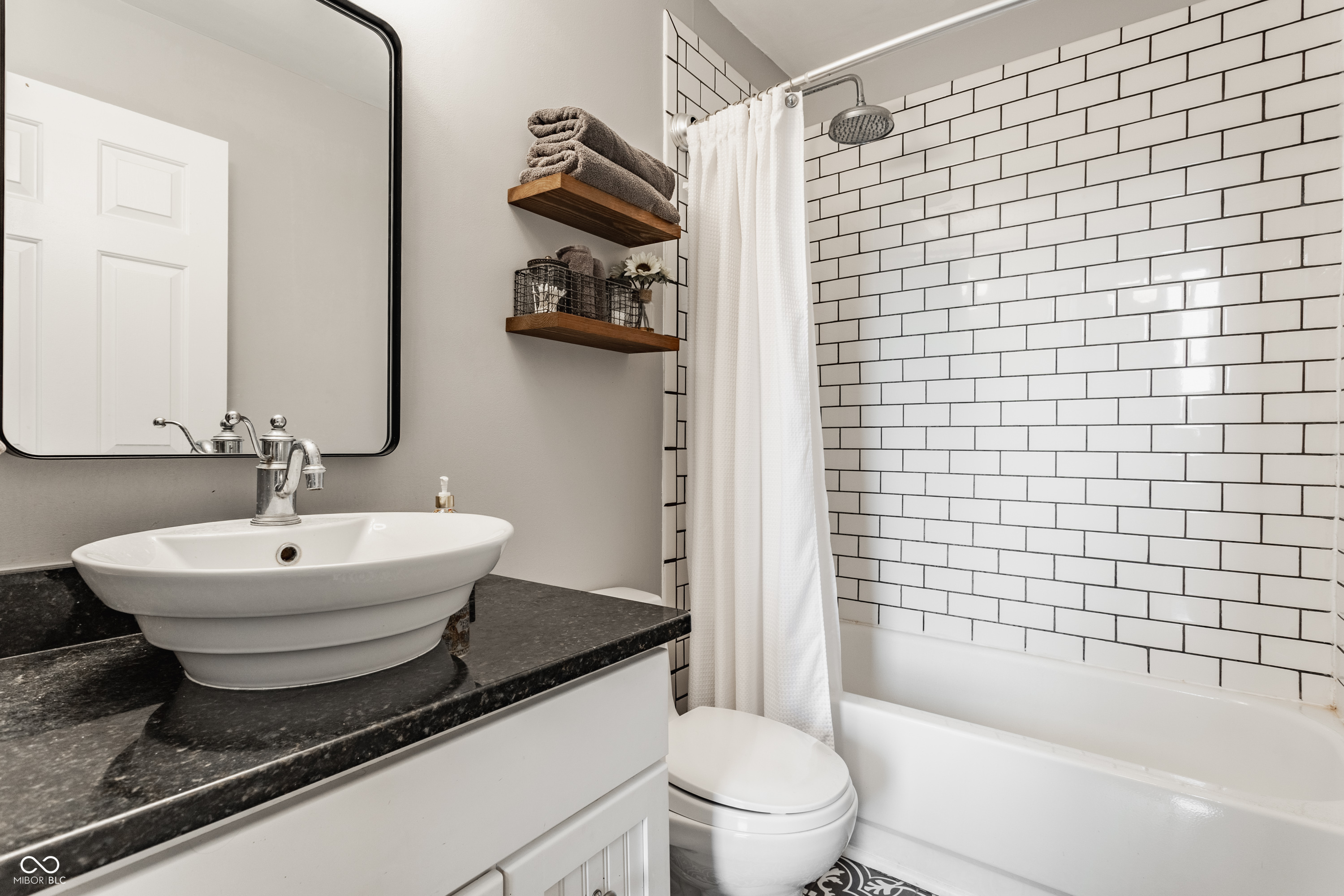 927 Noble Street Unit: 12