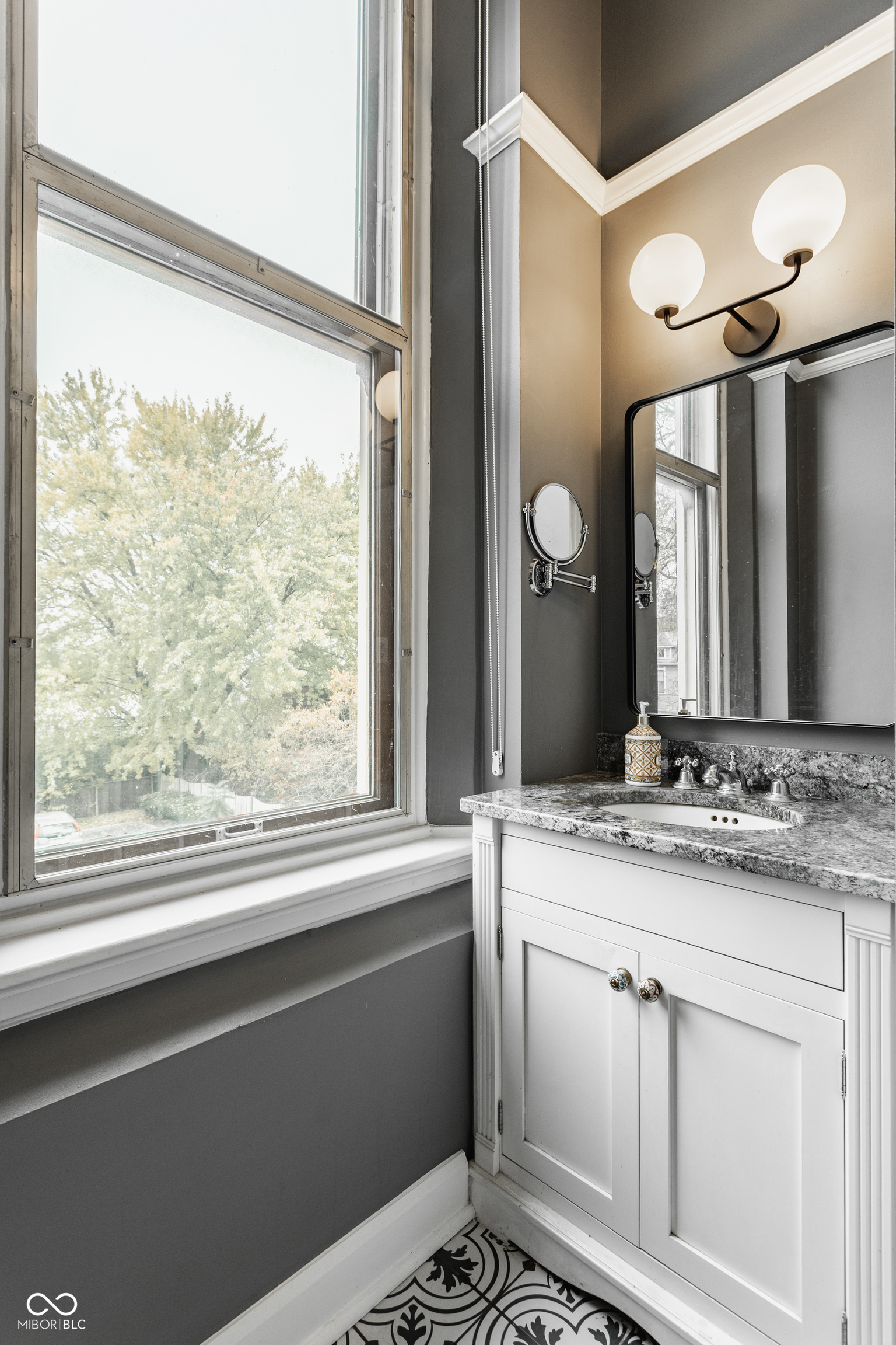 927 Noble Street Unit: 12