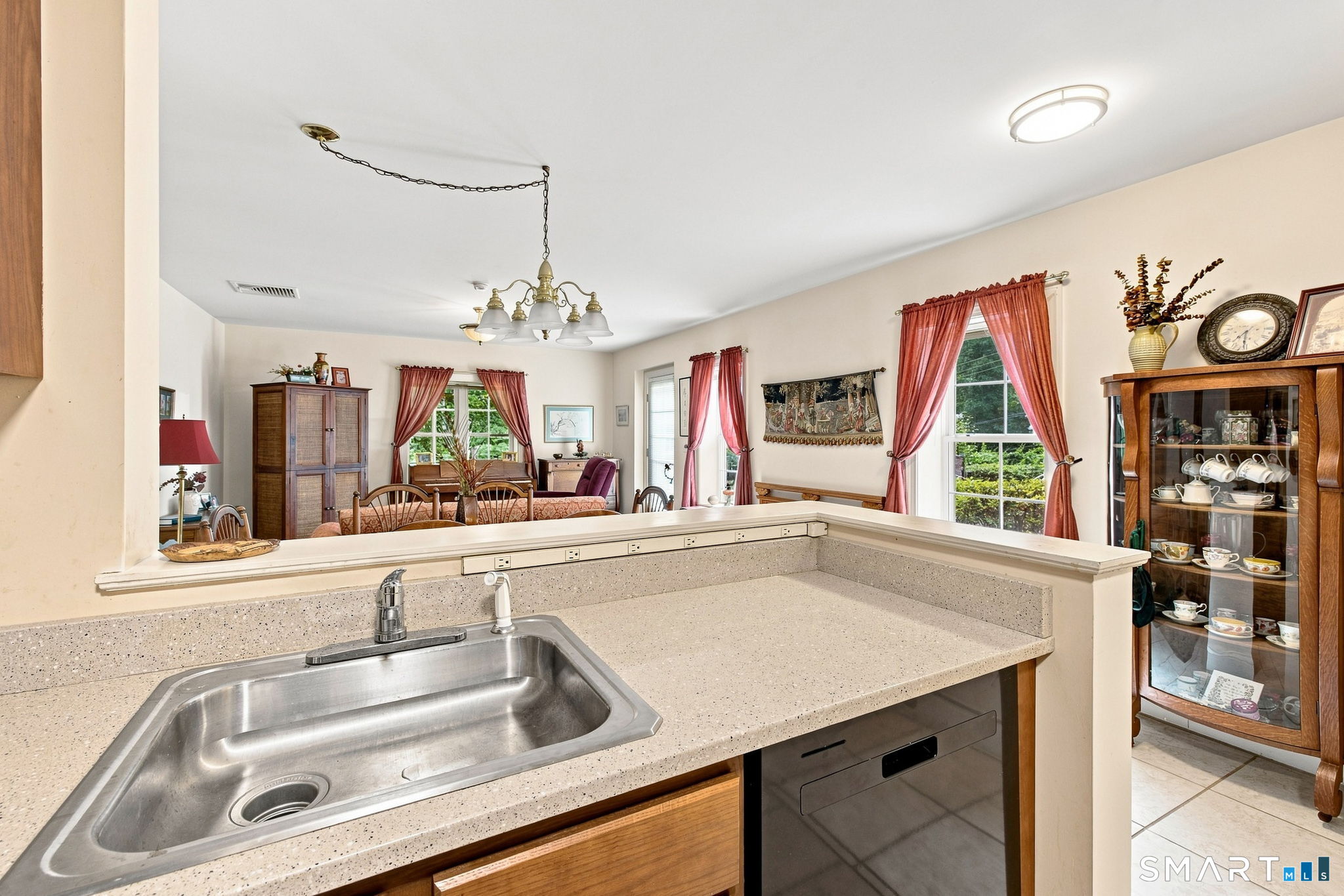 606 Congdon Street West Unit: 6