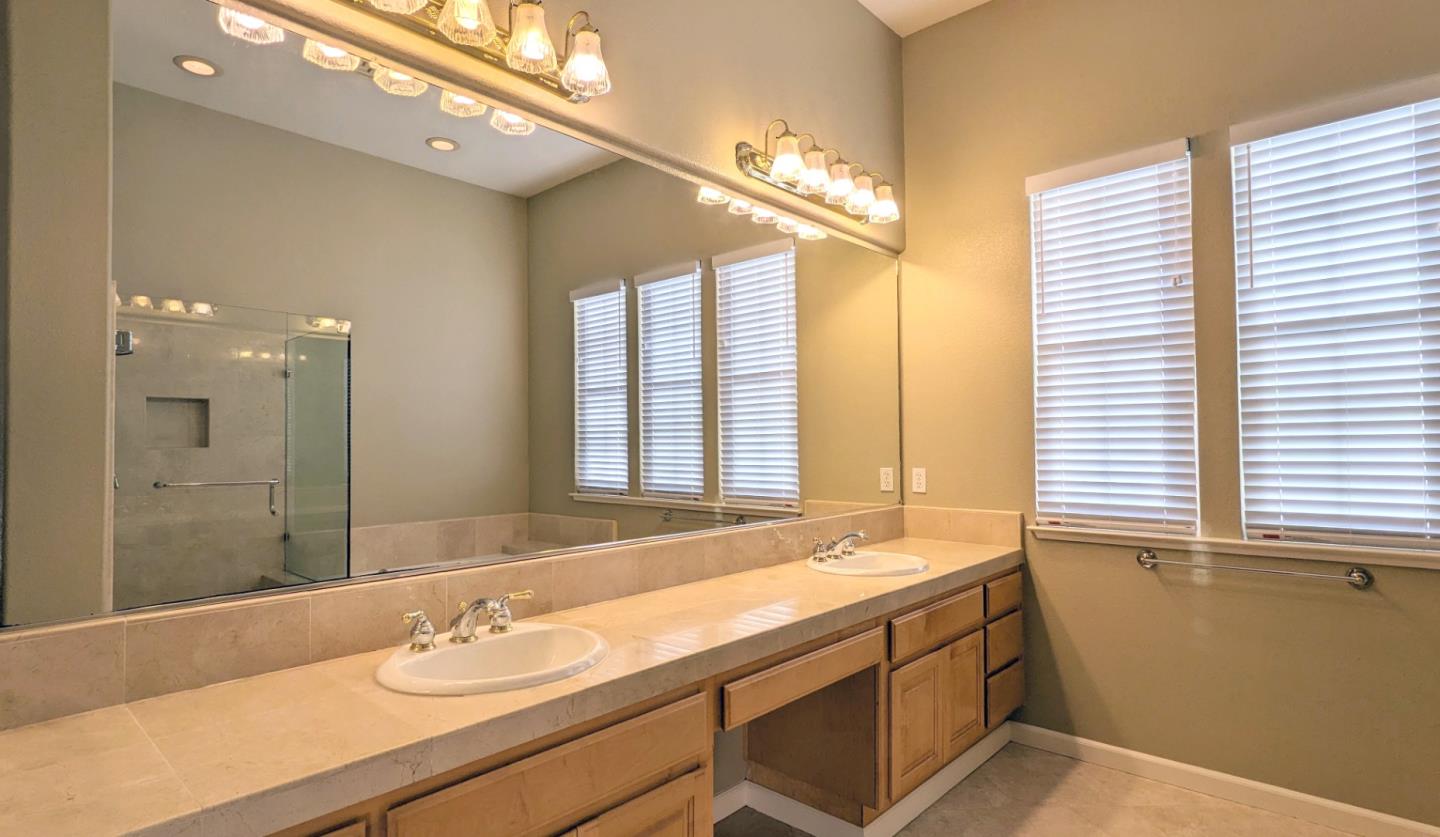 703 Lacewing LN