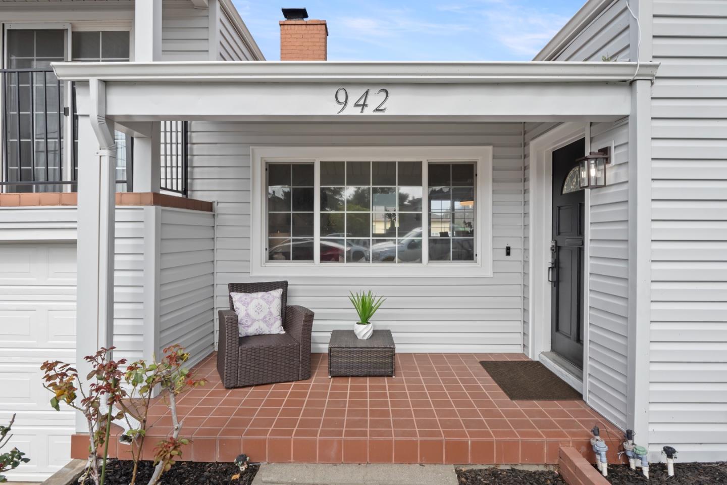 942 Rose ST