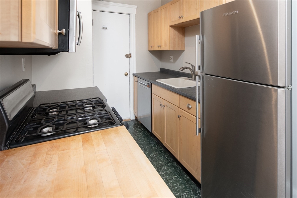 64 Queensberry Street # 401