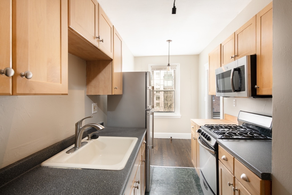 64 Queensberry Street # 401