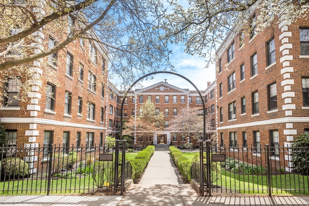 64 Queensberry Street # 401
