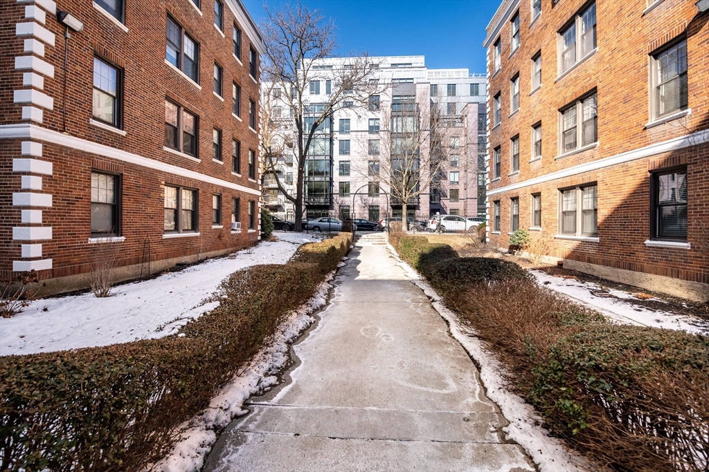 64 Queensberry Street # 401