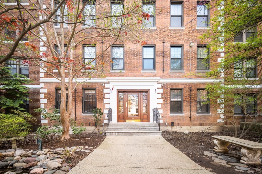 64 Queensberry Street # 401