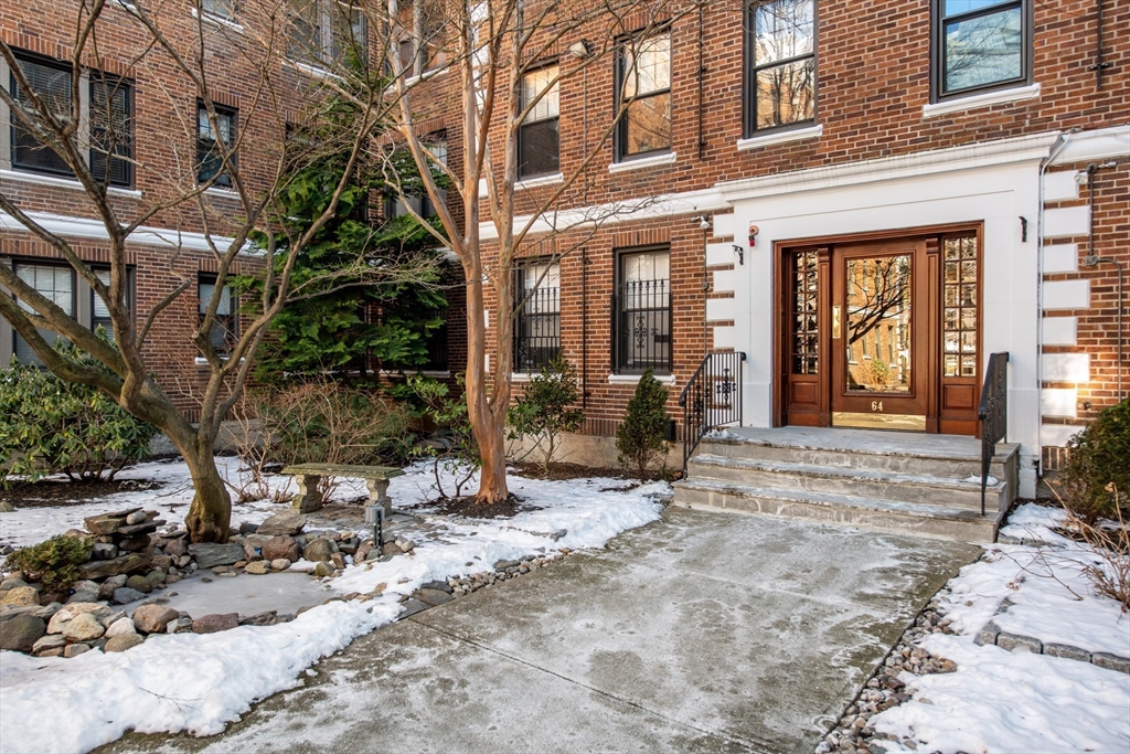 64 Queensberry Street # 401