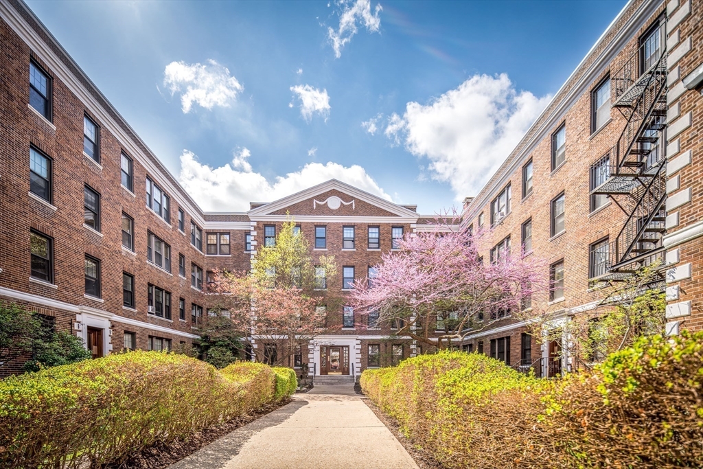 64 Queensberry Street # 401