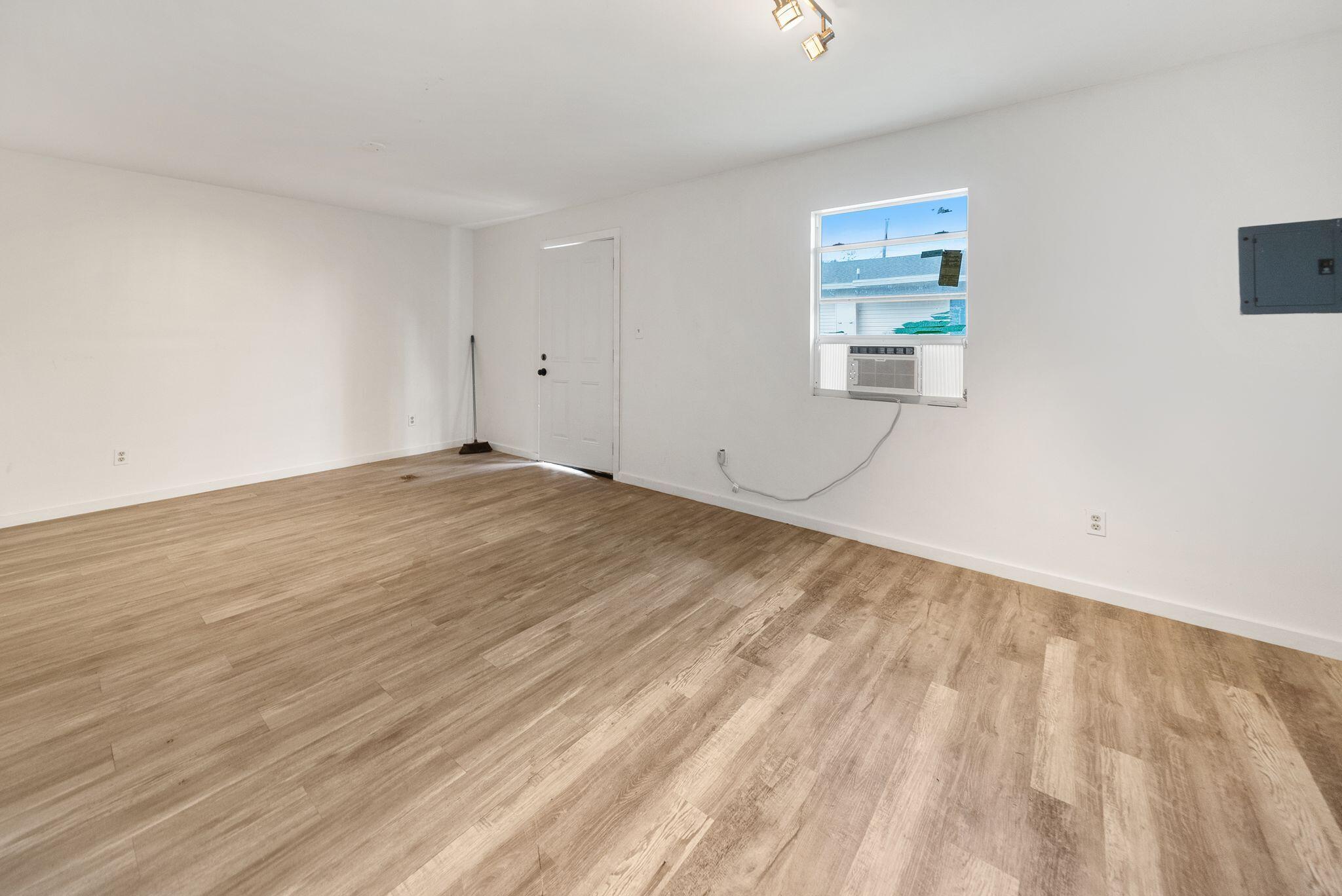 904 E 2nd Court