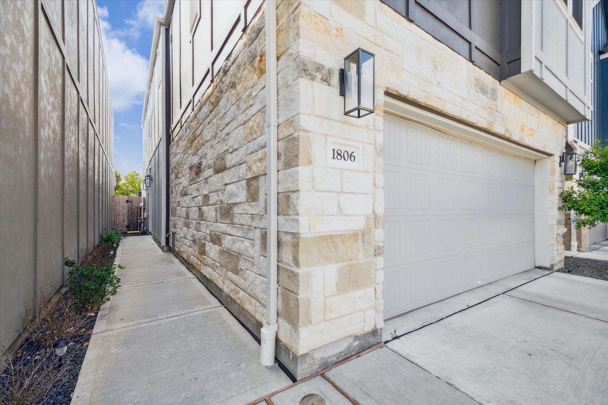 1806 La Magnolia Drive