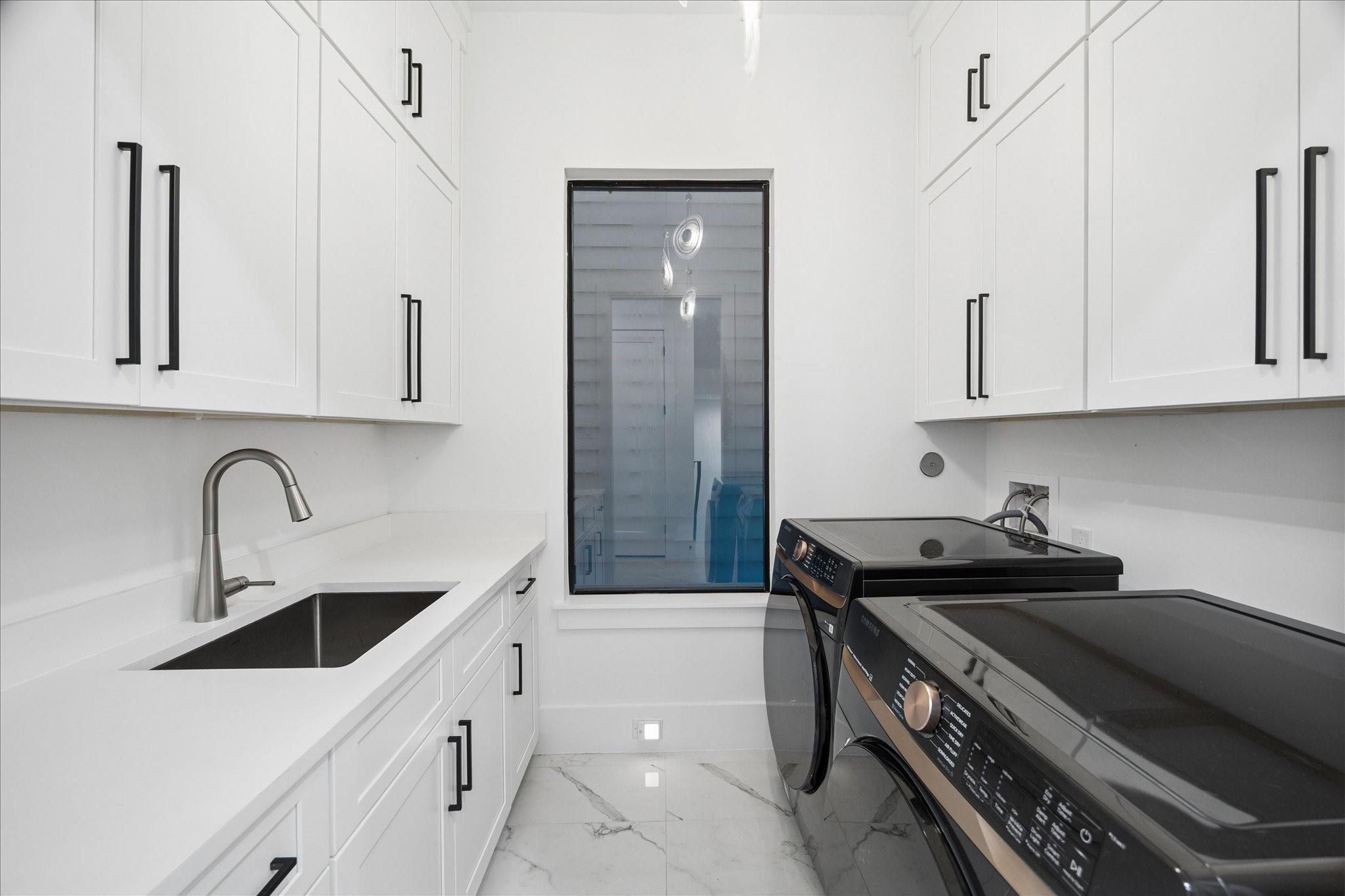 209 W 10th 1/2 Street