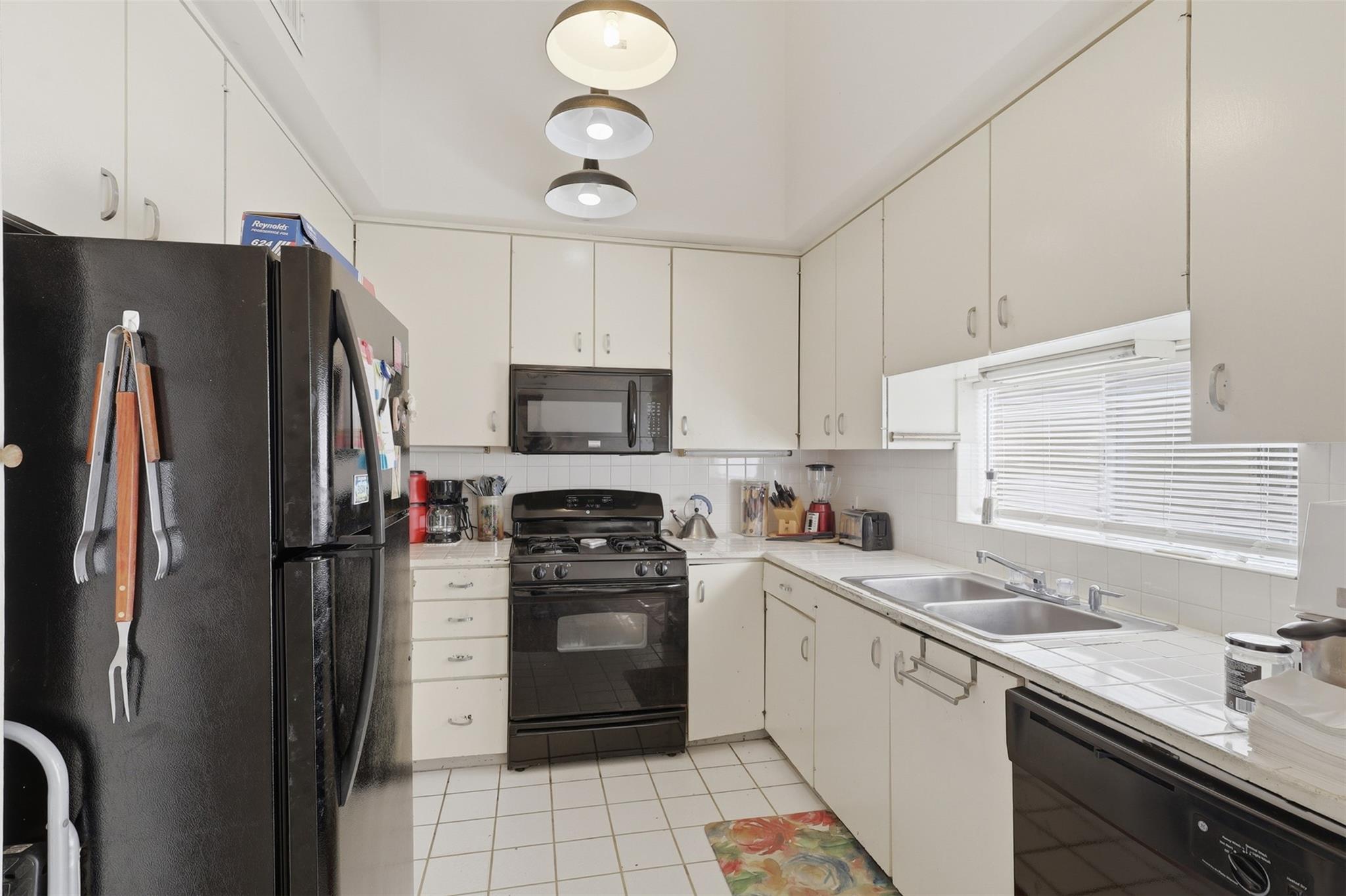 1621 & 1623 W Adoue Street