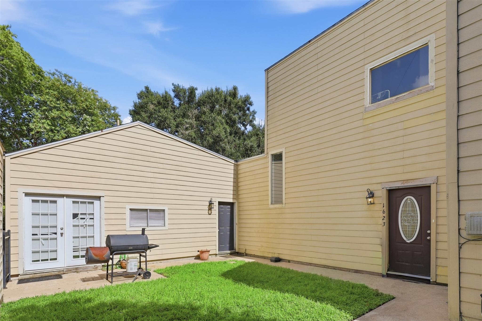 1621 & 1623 W Adoue Street