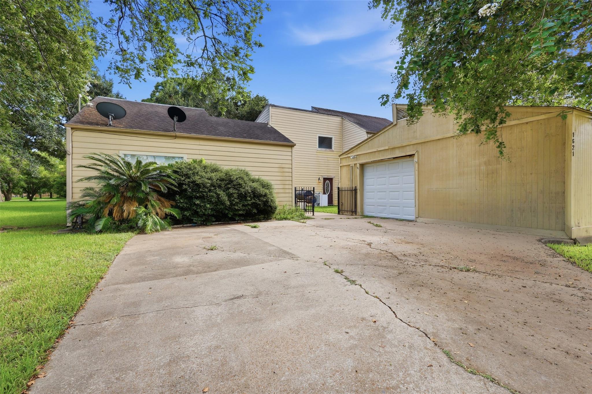 1621 & 1623 W Adoue Street